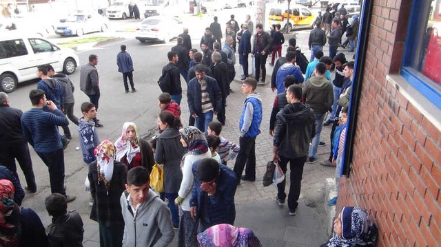 Diyarbakır'da Halk, Sokak Satıcısı Kızları Taciz Ettiği İddia Edilen Şüpheliyi Öldüresiye Dövü