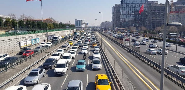 E-5'te Devrilen Kamyonet Trafiği Kilitledi, Ambulans Bile Gidemedi