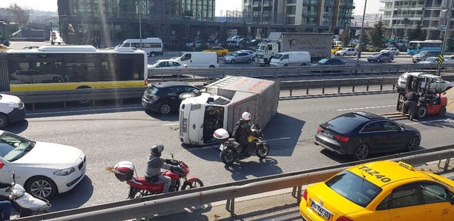E-5'te Devrilen Kamyonet Trafiği Kilitledi, Ambulans Bile Gidemedi