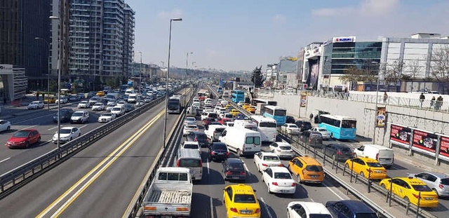E-5'te Devrilen Kamyonet Trafiği Kilitledi, Ambulans Bile Gidemedi