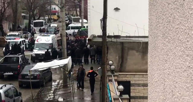 Erzurum'da Sokak Ortasında Silahlı Kavga: 4 Kişi Hayatını Kaybetti İki Aile Sokak Ortasında Silahlı Kavgaya Tutuştu: 5 Ölü, 2 Yaralı