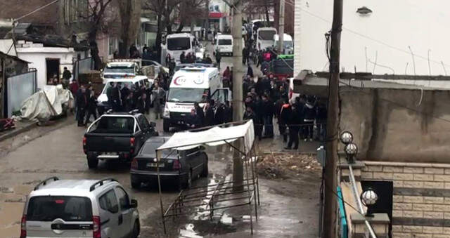 Erzurum'da Sokak Ortasında Silahlı Kavga: 4 Kişi Hayatını Kaybetti İki Aile Sokak Ortasında Silahlı Kavgaya Tutuştu: 5 Ölü, 2 Yaralı
