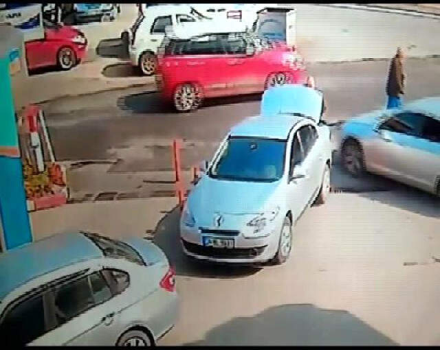 - Kapkaç Dehşeti Kamerada: Parayı Kurtarmak İsterken Canından Oluyordu Kapkaç Dehşeti Kamerada! 50 Bin Doları Kurtarmak İsterken Az Kalsın Canından Oluyordu
