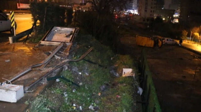 Midibüs Otobüs Durağına Daldı! 2'si Ağır 6 Kişi Yaralandı