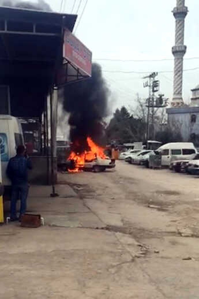 İlginç Anlar Kamerada! Tamirciye Kızdı, Kendi Arabasını Ateşe Verdi