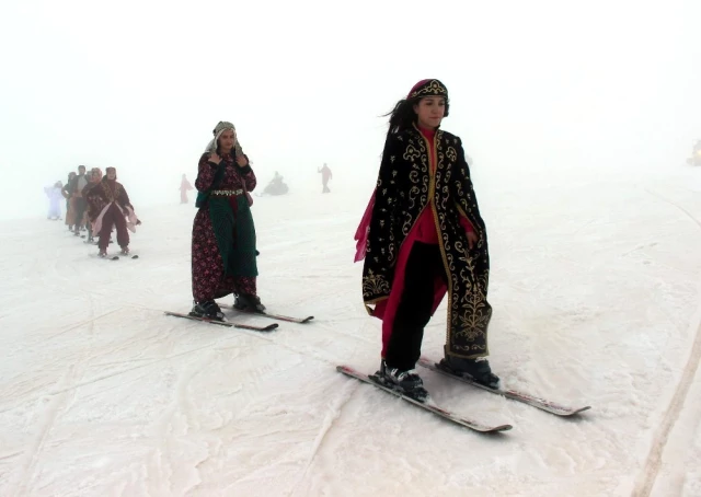 Türkiye'de Bir İlk! Erciyes Dağı'nda Kayaklı Defile
