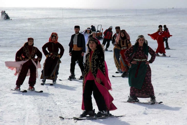 Türkiye'de Bir İlk! Erciyes Dağı'nda Kayaklı Defile