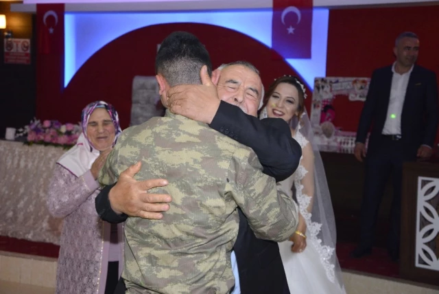 Asker Kardeşi Sürpriz Yapıp Düğüne Geldi, Gelin Gözlerine İnanamadı