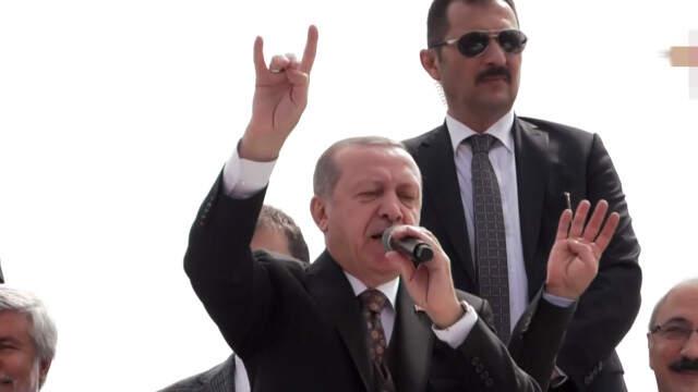 Cumhurbaşkanı Erdoğan'dan Bir İlk! Mersinlileri Bozkurt İşaretiyle Selamladı