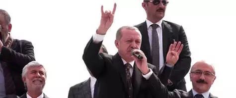 Cumhurbaşkanı Erdoğan'dan Bir İlk! Mersinlileri Bozkurt İşaretiyle Selamladı