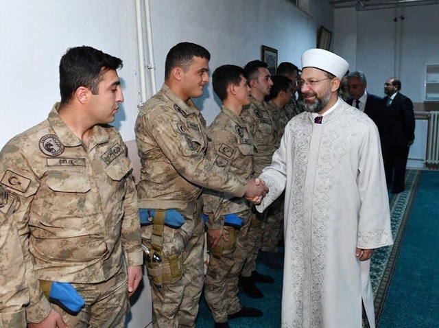Diyanet İşleri Başkanı, Hakkari'de JÖH Tabur Komutanlığında Askerlere Namaz Kıldırdı