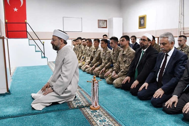 Diyanet İşleri Başkanı, Hakkari'de JÖH Tabur Komutanlığında Askerlere Namaz Kıldırdı
