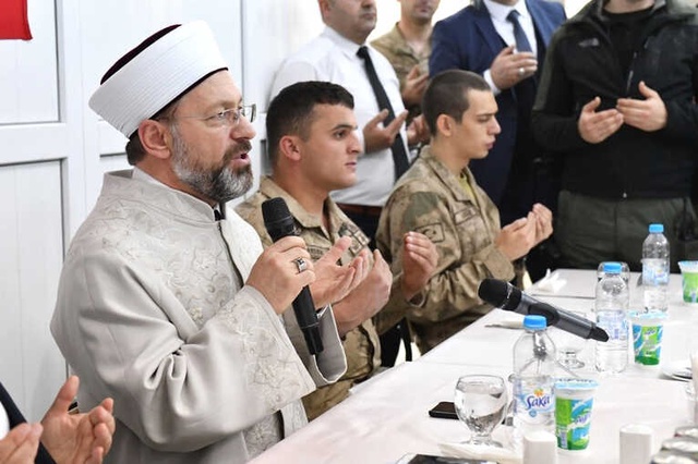 Diyanet İşleri Başkanı, Hakkari'de JÖH Tabur Komutanlığında Askerlere Namaz Kıldırdı