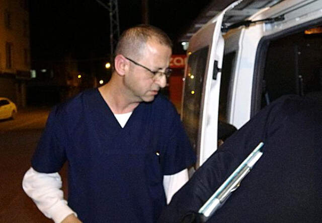 Doktoru Dövüp, Zorla Ambulanstaki Hasta Annesine Refakat Ettirdi Doktoru Dövüp, Zorla Ambulanstaki Annesine Refakat Ettirdi