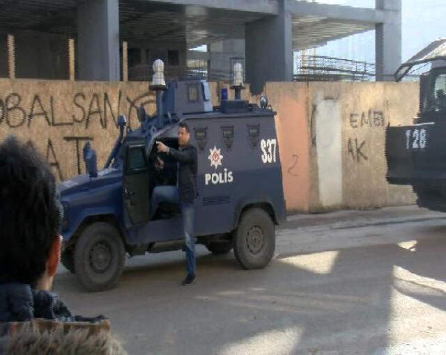 İstanbul'da Eylem Yapan Pazarcılara Biber Gazı ve Tazyikli Suyla Müdahale <a class='keyword-sd' href='/istanbul/' title='İstanbul'>İstanbul</a>'da Pazarcılara Biber Gazı ve Tazyikli Suyla Müdahale