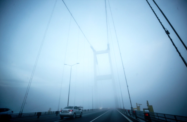 İstanbul'da Göz Gözü Görmedi! Sis Köprüyü Yuttu