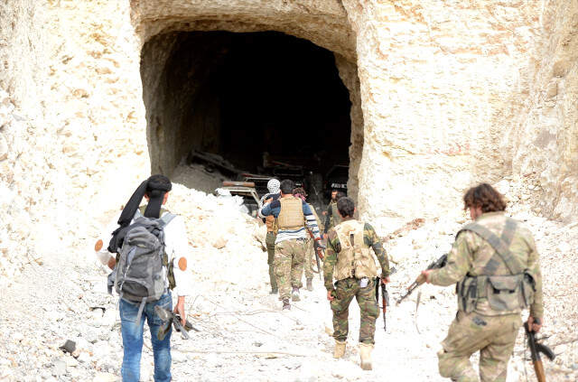 YPG'nin Sözde Özel Kuvvetleri ÖSO'ya Direnemedi, Kritik Üs Ele Geçirildi