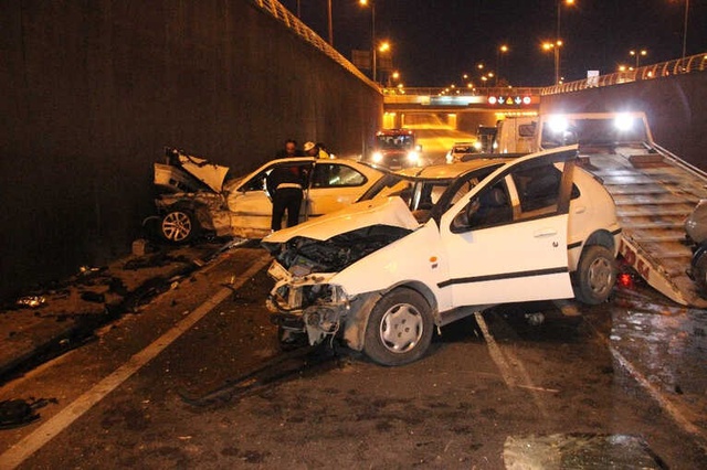 Konya'da Yarış Yapan Alkollü Sürücü Trafiği Birbirine Kattı: 3'ü Polis 7 Yaralı