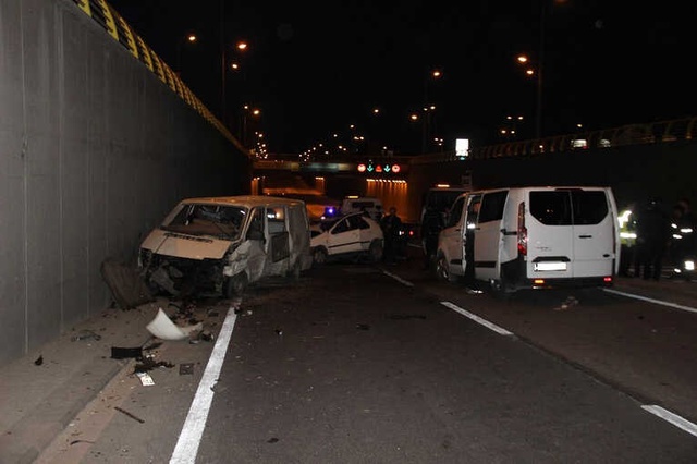 Konya'da Yarış Yapan Alkollü Sürücü Trafiği Birbirine Kattı: 3'ü Polis 7 Yaralı