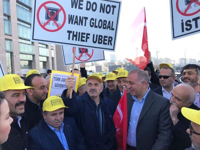 Taksicilerden Adliye Önünde UBER Eylemi