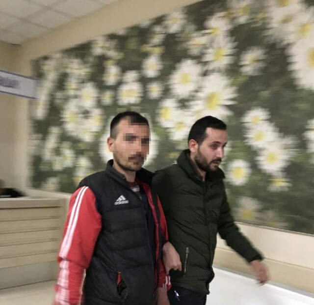 Yakalanacağını Anlayan Hırsız Çatıya Çıkıp İntihara Kalkıştı