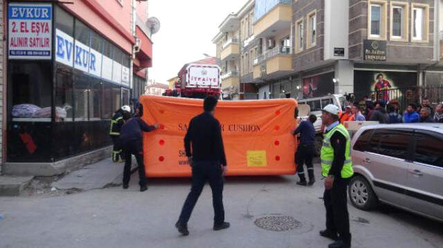 Yakalanacağını Anlayan Hırsız Çatıya Çıkıp İntihara Kalkıştı