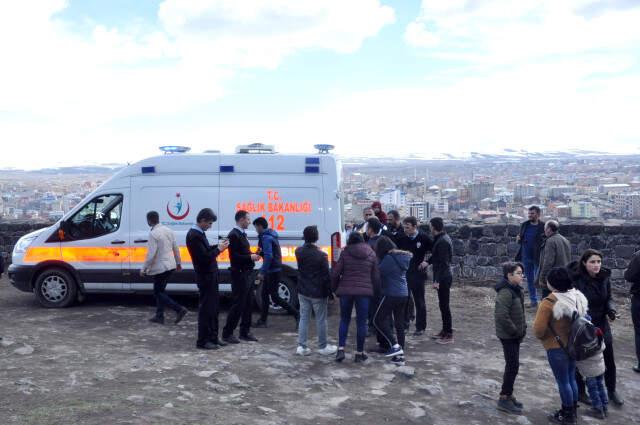 Kars Kalesi'nde Fotoğraf Çektirmek İsteyen Üniversiteli Kız, Surlardan Aşağı Düştü