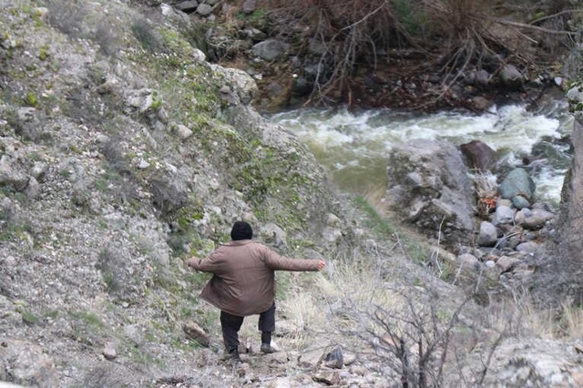 Çobanlık Yapan Çocuk 50 Metrelik Uçurumdan Düşerek Can Verdi