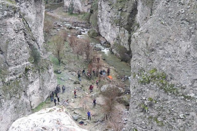 Çobanlık Yapan Çocuk 50 Metrelik Uçurumdan Düşerek Can Verdi