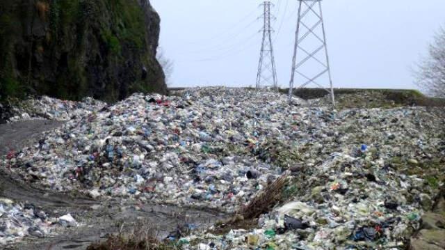 Karadeniz Sahil Yolu Çöp Deposu Oldu! Vatandaşlar Kötü Kokuya Çözüm İstiyor