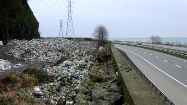 Karadeniz Sahil Yolu Çöp Deposu Oldu! Vatandaşlar Kötü Kokuya Çözüm İstiyor