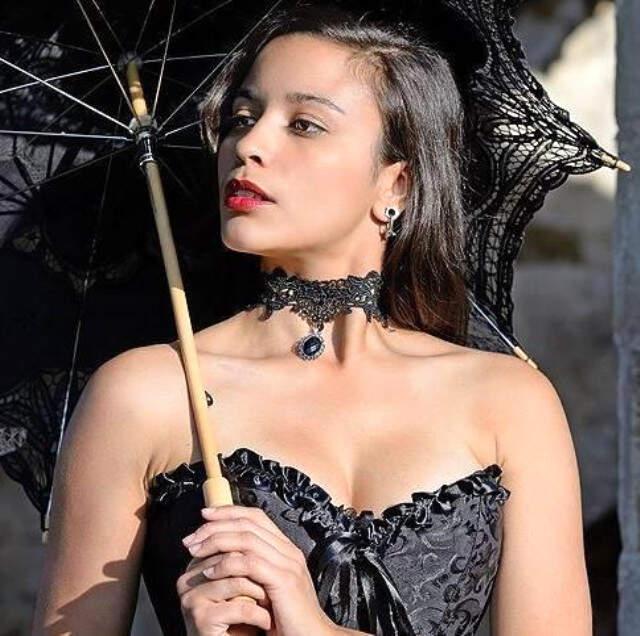 Katıldığı Kostüm Yarışmasını Kazanan Genç Model, Parti Çıkışı Evinde Kendini Astı