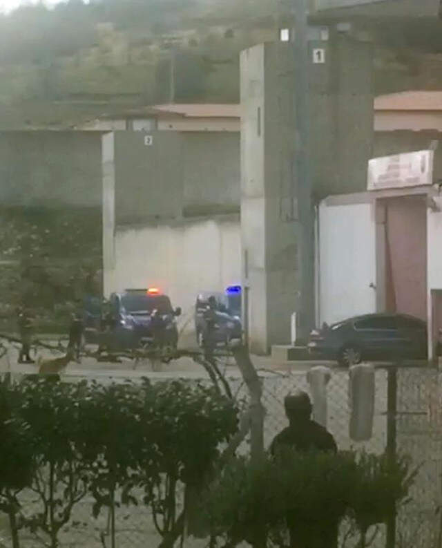 Cezaevine Alınmayınca, Otomobiliyle Kapıya Çarparak Girdi Cezaevine Alınmayınca, Sinirlenip Otomobiliyle Kapıyı Kırarak İçeri Daldı