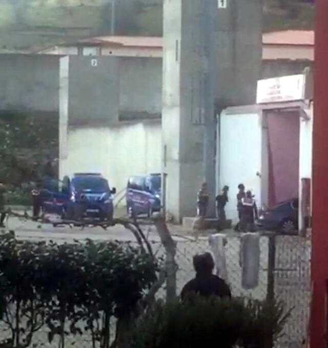 Cezaevine Alınmayınca, Otomobiliyle Kapıya Çarparak Girdi Cezaevine Alınmayınca, Sinirlenip Otomobiliyle Kapıyı Kırarak İçeri Daldı