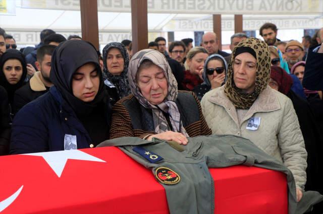 İran'da Düşen Jetin Pilotu Melike Kuvvet'in Tabutuna, Binbaşı Rütbesi Olan Üniforması Koyuldu