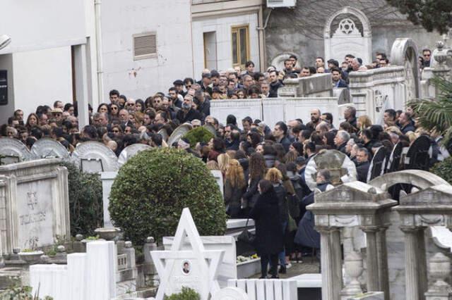 Jette Ölen 7 Kız Arkadaşa Veda! Mina'nın Nişanlısı, Tabutuna Omuz Verip Eliyle Sevdi