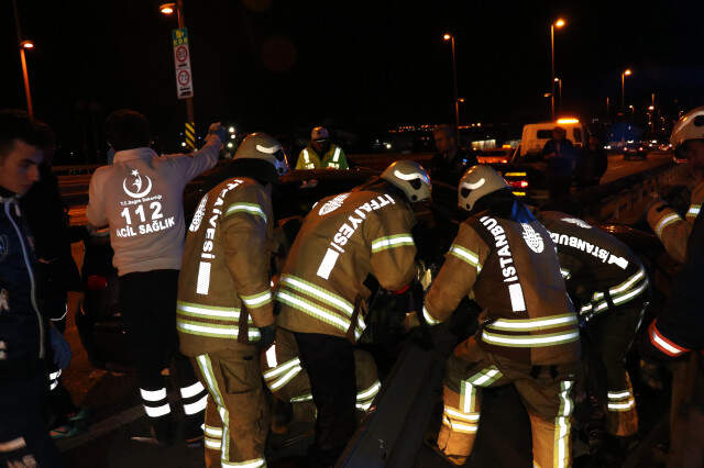 Mucize Gibi Kurtuluş! Bariyerlere Ok Gibi Saplanan Araçtan Sağ Çıktı