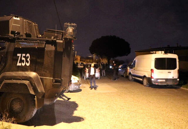 Otomobilin Yanına Atılan El Yapımı Bombanın Yandığını Fark Eden Çocuklar Söndürdü Ümraniye'de Atıldıktan Sonra Yanmaya Başlayan Bombayı Çocuklar Söndürdü