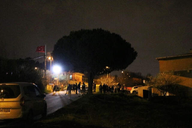 Otomobilin Yanına Atılan El Yapımı Bombanın Yandığını Fark Eden Çocuklar Söndürdü Ümraniye'de Atıldıktan Sonra Yanmaya Başlayan Bombayı Çocuklar Söndürdü
