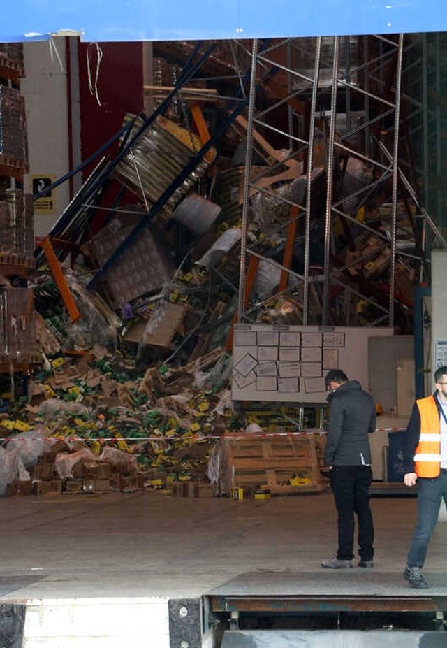 Tuzla'da Feci Kaza! 4 İşçi Depodan Düşen Devasa Rafların Altında Kaldı