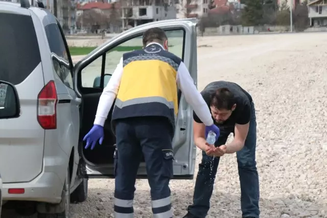 Uyuşturucu Etkisindeki Genç, Kendisini 