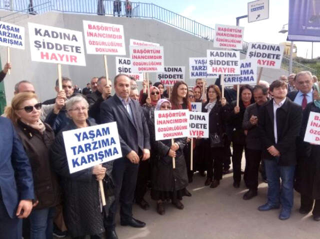 Başörtülü Kadına Saldırıyı Metro Önünde Protesto Ettiler