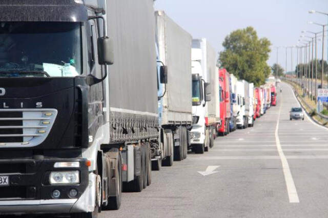 Kapıkule'de 100 Kilometrelik TIR Kuyruğu Oluştu
