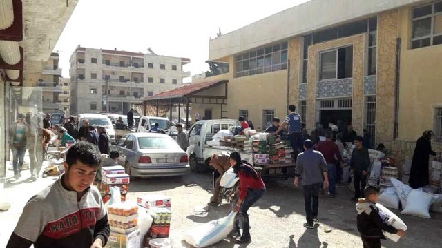 Afrin'de Halk PYD'nin Gıda Deposunu Bastı! İşte O Görüntüler