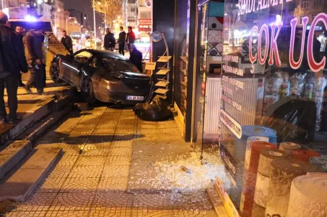 Bağdat Caddesi'nde Hızını Alamayan Lüks Otomobil Dükkana Daldı