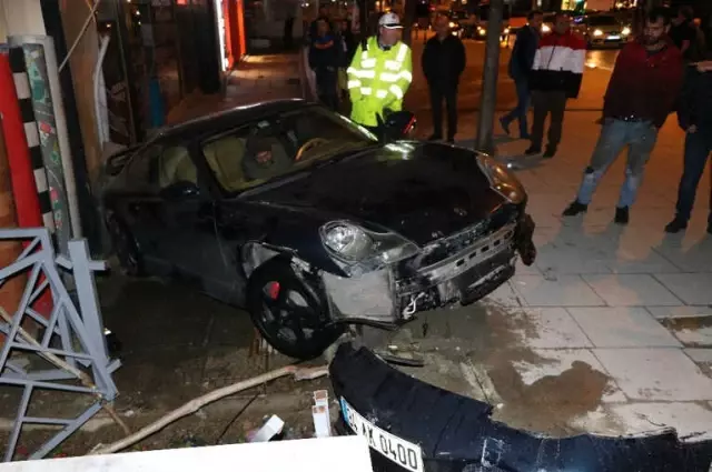 Bağdat Caddesi'nde Hızını Alamayan Lüks Otomobil Dükkana Daldı