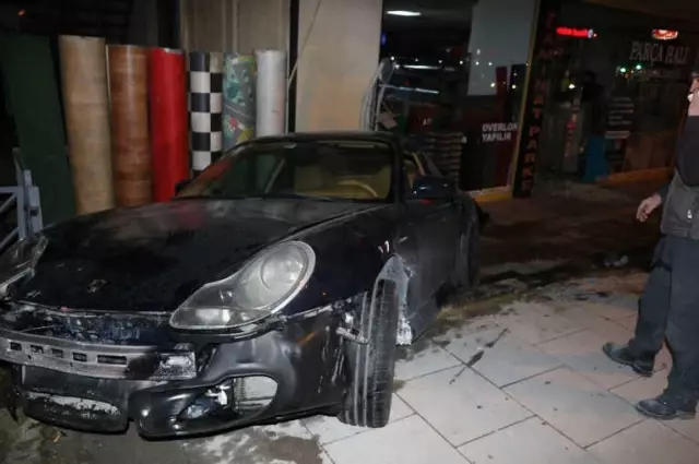 Bağdat Caddesi'nde Hızını Alamayan Lüks Otomobil Dükkana Daldı