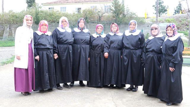 Çocukken Giyemedikleri Siyah Önlük Beyaz Yakayla Okuma Yazma Kursuna Gidiyorlar