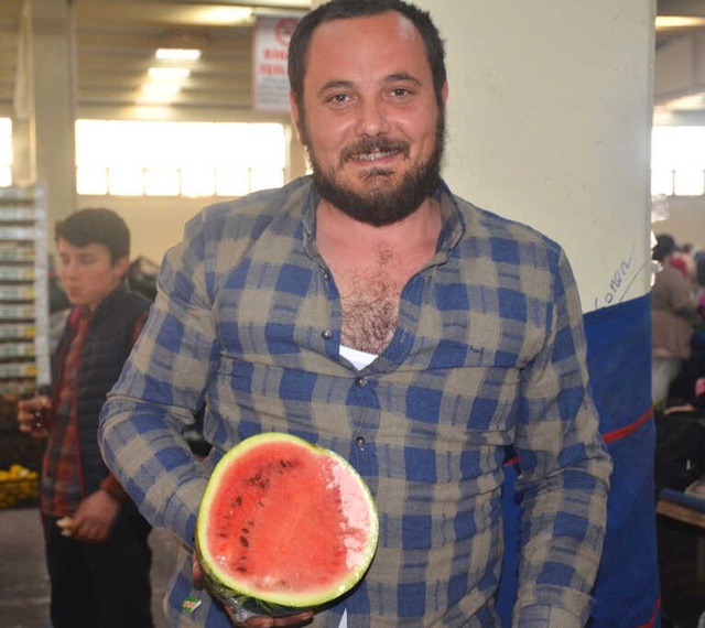 En Çok Hamile Kadınlar Alıyor! Fiyatı Cep Yakan Karpuz Yarım Satılıyor