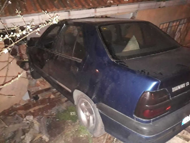 El Freni Boşalan Otomobil Kendini Bir Evin Yatak Odasında Buldu